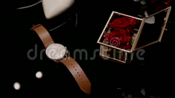 黑桌上躺着一只腕表挨着一盒鲜花视频的预览图
