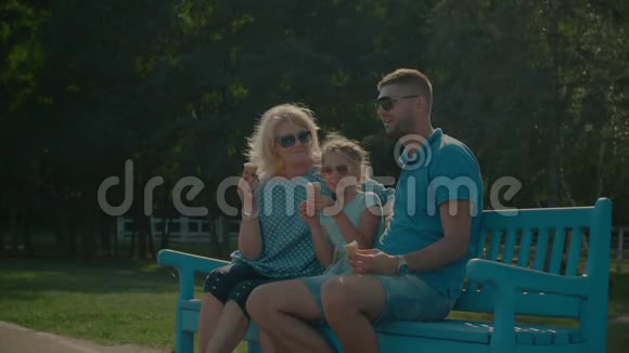 多代家庭在长椅上吃冰淇淋视频的预览图