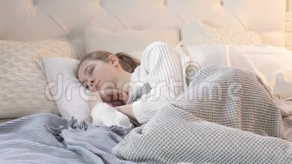 不安的年轻女子试图睡在床上不安视频的预览图