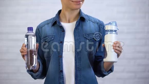 女性选择可重复使用的热水瓶代替一次性瓶塑料污染视频的预览图