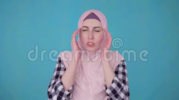 年轻美丽的穆斯林妇女头痛严重视频的预览图