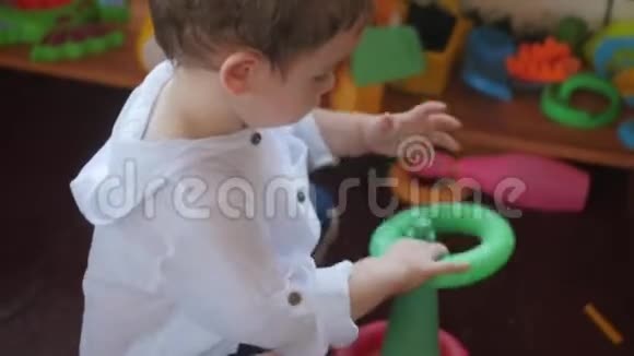 可爱的小孩子在玩具室玩玩具快乐童年的概念视频的预览图