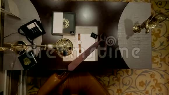 一张黑桌子上躺着一只手表旁边放着一盒花视频的预览图