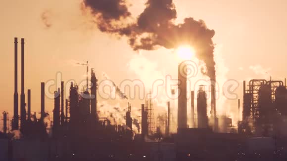 明亮的太阳从油厂的浓烟中闪闪发光视频的预览图