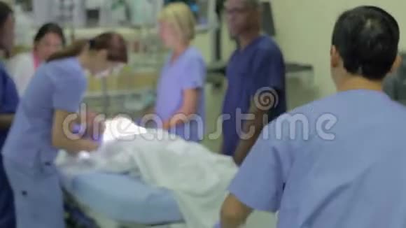 急诊室病人医疗小组工作视频的预览图