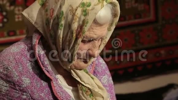 老年妇女读圣经片段视频的预览图