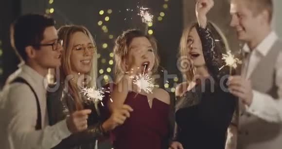 圣诞前夜年轻人兴高采烈手里拿着火花圣诞节友谊假期新年生活方式广告视频的预览图