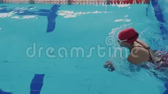 女运动员以蝴蝶的风格游泳女游泳运动员参加游泳比赛她推开了视频的预览图