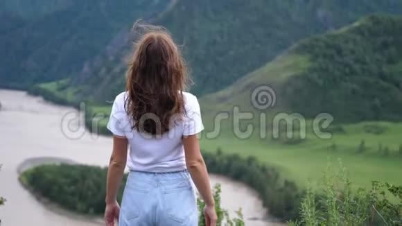 梦中的女孩站在群山的背景上慢动作视频的预览图
