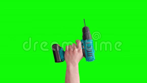 手举无绳电动螺丝刀螺丝刀头工具隔离在绿色屏幕上机械工具概念视频的预览图
