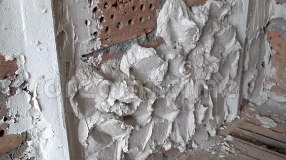 石膏砌机将砖墙上的石膏层与规则对齐修复和施工在4KUHD拍摄视频的预览图