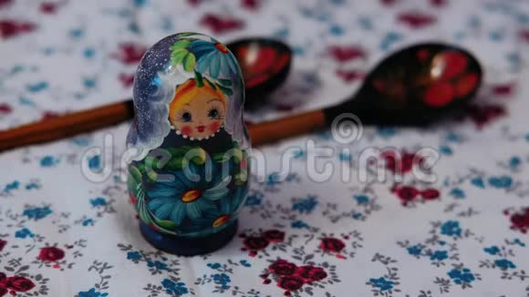 俄罗斯木制玩具俄罗斯的传统娃娃视频的预览图