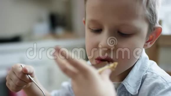 晚餐结束后男孩吃一块面包和巧克力糊视频的预览图