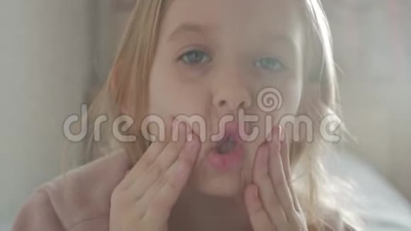 可爱的年轻女孩在家做滑稽的脸视频的预览图