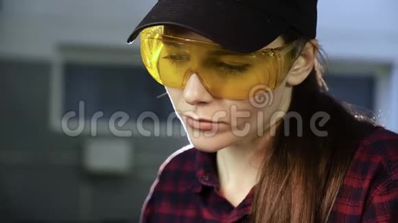 戴防护眼镜的女锁匠视频的预览图
