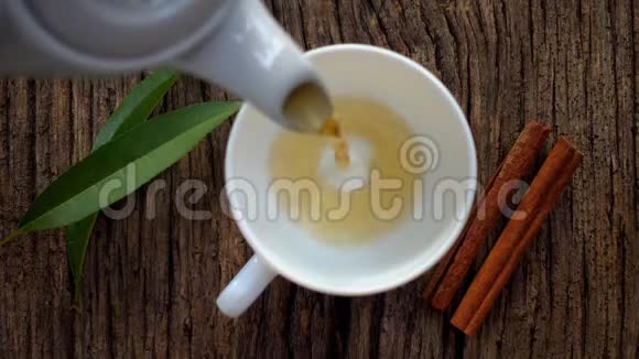 天然的热的新鲜的茶与香料被倒入一个杯子顶部的视图视频的预览图