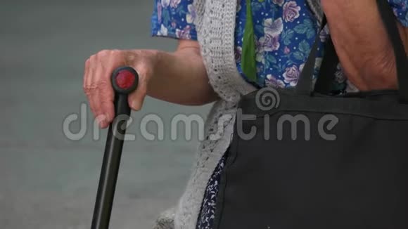 老奶奶拿着拐杖视频的预览图