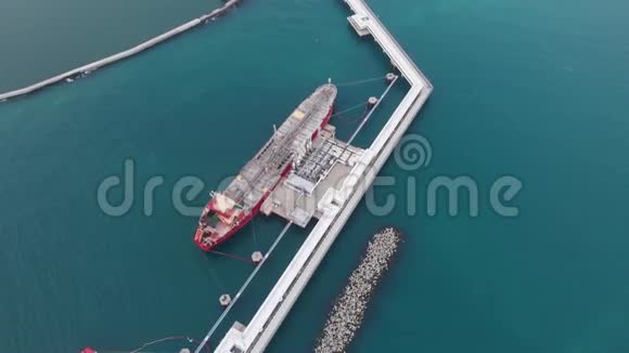 白色码头鸟瞰巨型油轮视频的预览图