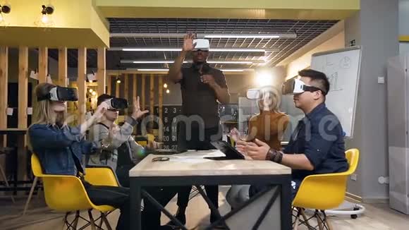 一队年轻的商业男女在虚拟现实眼镜在现代办公室工作视频的预览图