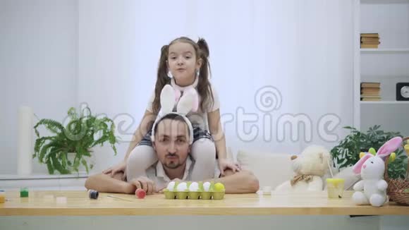 可爱开朗的女儿坐在父亲肩膀上她先跳然后开始跳舞视频的预览图