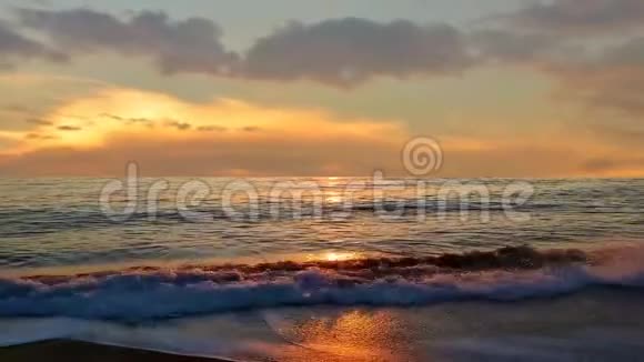 02海浪和日落的海洋景观视频的预览图