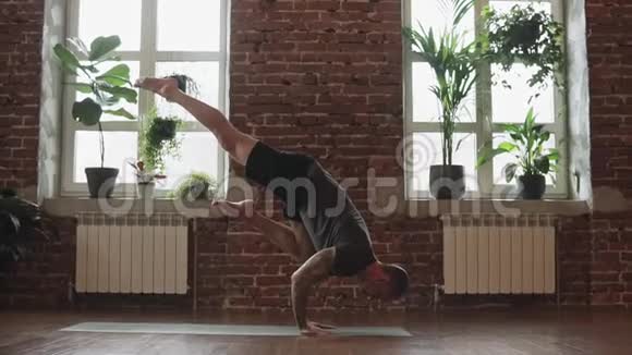 做体式的年轻人手站立姿势城市工作室的瑜伽大师训练视频的预览图