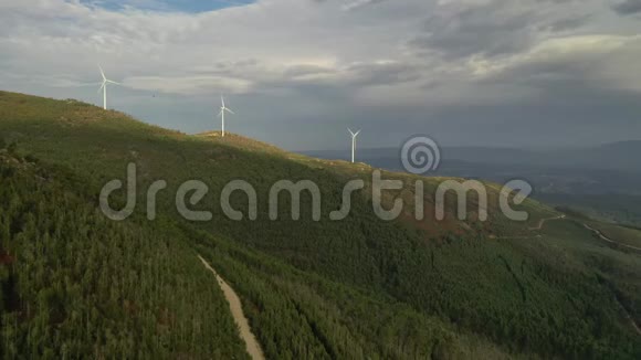 森林覆盖的山顶上的风力涡轮机视频的预览图
