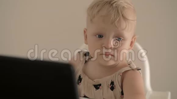 在家看平板电脑卡通片的小女孩视频的预览图
