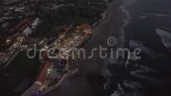 巴图巴隆海滩巴厘岛4KDran航班夜间冲浪视频的预览图
