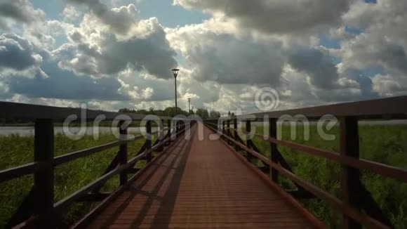 空的木制人行天桥行走连接两岸湖泊的桥梁视频的预览图