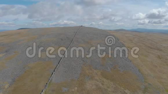 一段苏格兰岩石峰的空中前进镜头视频的预览图