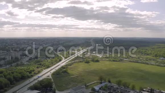 立陶宛春季公路高架桥汽车交通Drone4K飞行视频的预览图
