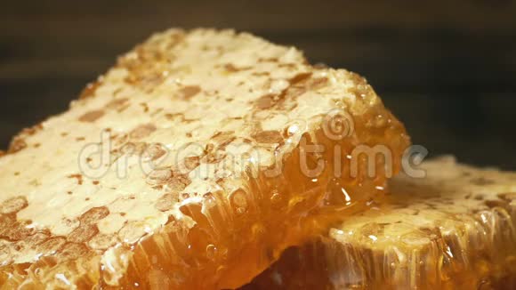 蜂蜜浇在蜂窝特写视频的预览图