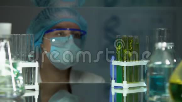 绿色植物试管中添加液体的生物学家准备提取药物视频的预览图