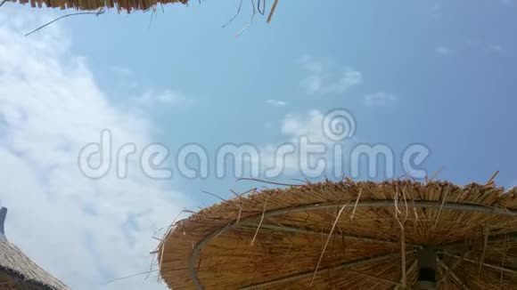 蓝天下的威克尔海滩伞云团希腊哈基迪基视频的预览图