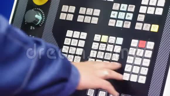 车间工人按下机器控制面板上的按钮视频的预览图