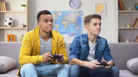 非洲和欧洲青少年朋友输了电子游戏互相指责视频的预览图