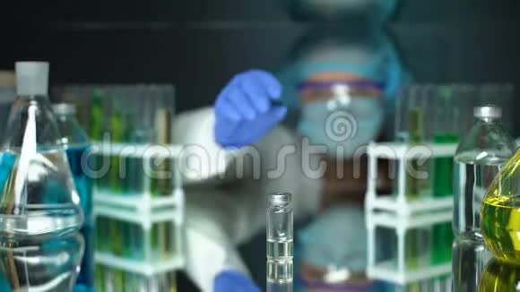 科学家用透明注射液握住瓶子抗生素研究视频的预览图