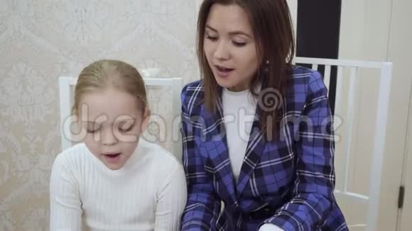 年轻的女老师和小女孩一起犯罪和弹钢琴视频的预览图