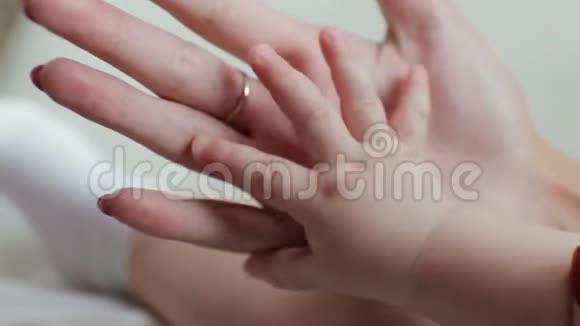新生儿的手手牵着妈妈的手视频的预览图