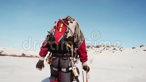 操作员从游客的后面移除一群登山者他们沿着小径走到远处在视频的预览图