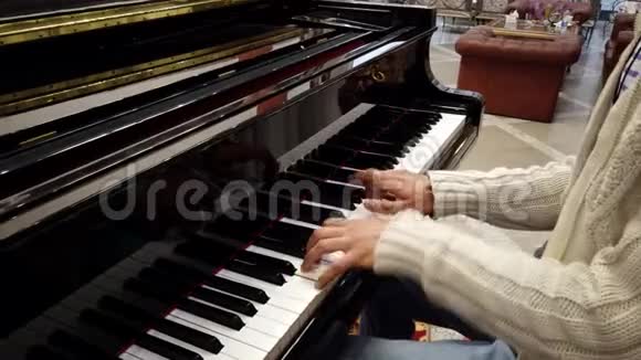 男子钢琴展手只有2个视频的预览图