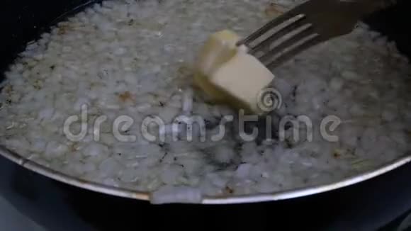 自制厨房细碎的洋葱放入锅中放入食用油加入黄油与金属充分混合视频的预览图
