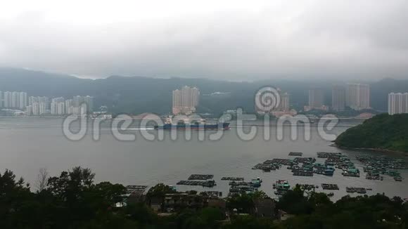 一艘货船在香港马湾岛附近穿过东湾湾视频的预览图