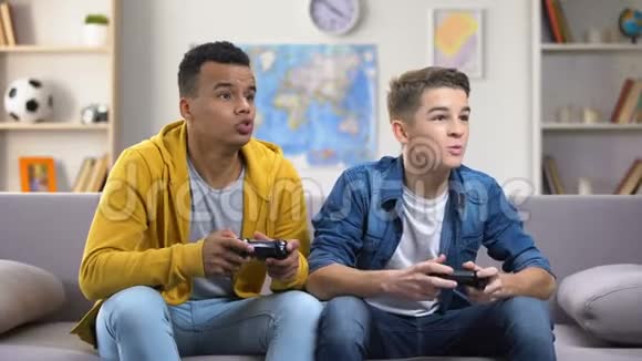 欧洲和非裔美国人朋友享受电子游戏有空闲时间视频的预览图