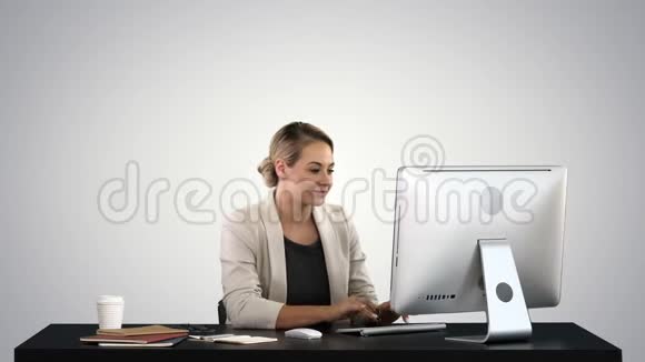 从清晨起我正在检查我的邮箱兴奋的女人在梯度背景下的电脑上工作视频的预览图