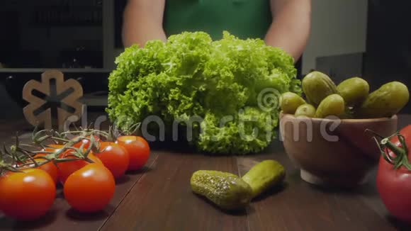 放大视频厨师在厨房切生绿沙拉烹饪蔬菜沙拉新鲜蔬菜和蔬菜视频的预览图