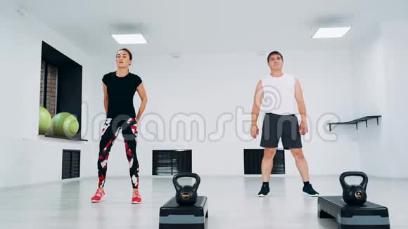 在健身室里的男人和女人在现场跳视频的预览图