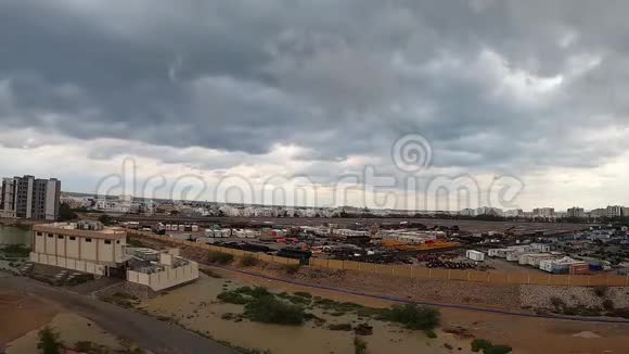 马斯喀特公路后冠状病毒电影时间推移与美丽的云和天空在白天的高角度阿萨巴马斯喀特阿曼C视频的预览图