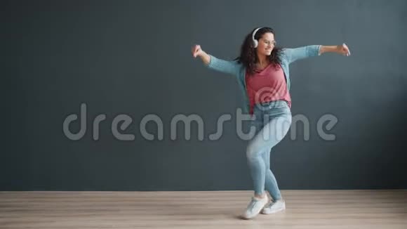 欢乐的女士在录音室跳舞享受音乐视频的预览图